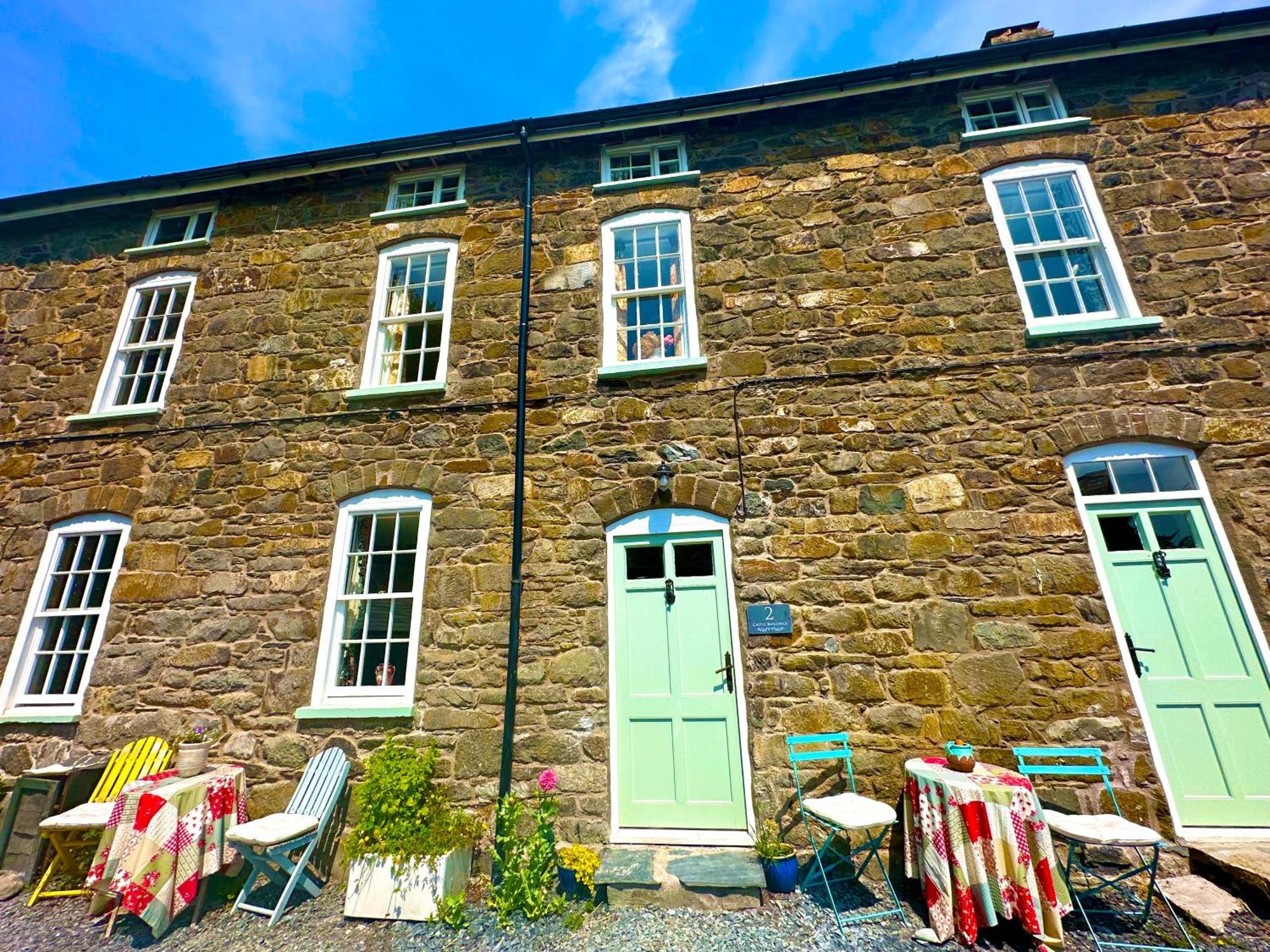 Castle Buildings Cottage2 *